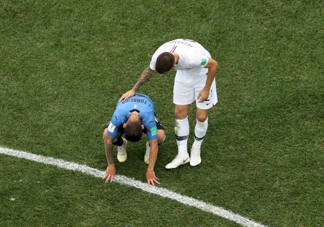 Lucas Hernandez, futbolista de la selección de Francia, consuela a Lucas Torreira, del equipo de Uruguay, tras el partido entre ambas oncenas. El encuentro se celebró este viernes en el estadio Nizhny Novgorod.