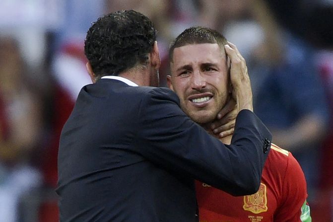 El defensa español Sergio Ramos llora mientras el entrenador español Fernando Hierro lo consuela, después de perder en tanda de penaltis ante el anfitrión de la Copa del Mundo, Rusia.