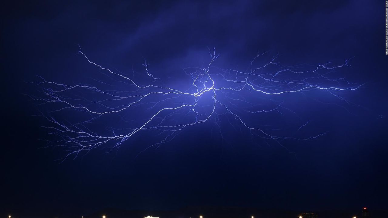 CNNE 541776 - como prevenir el impacto de un rayo durante una tormenta electrica