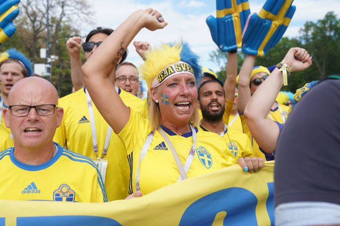 Los fanáticos suecos también aparecieron en la grada para apoyar a su selección.