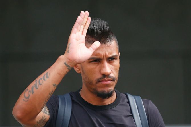 Paulinho, mediocampista.