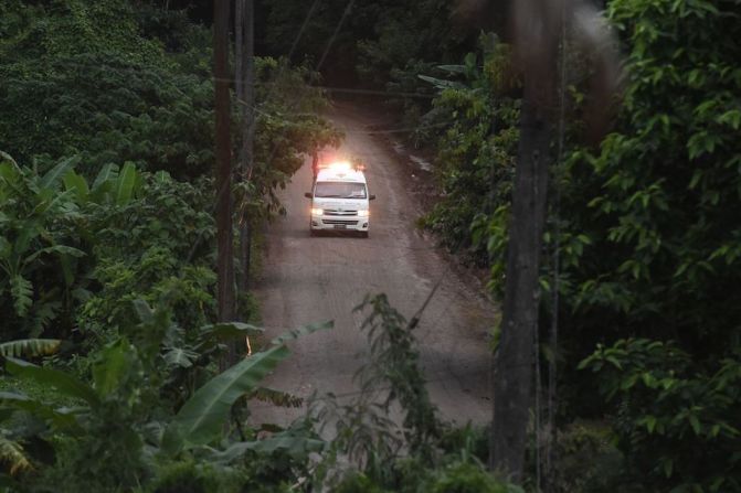 Una ambulancia abandona el área de Tham Luang luego de que se informara que los primeros menores habían sido evacuados.