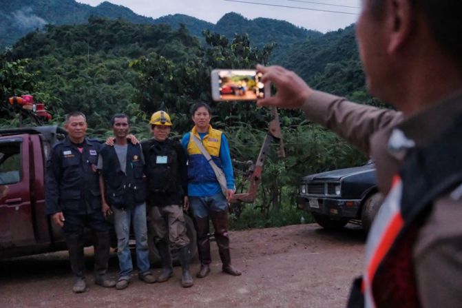 Rescatistas se toman una fotografía en el camino principal que lleva a la cueva.