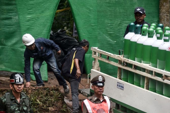 Rescatistas mueven tanques de oxígeno en los alrededores de la cueva Tham Luang.