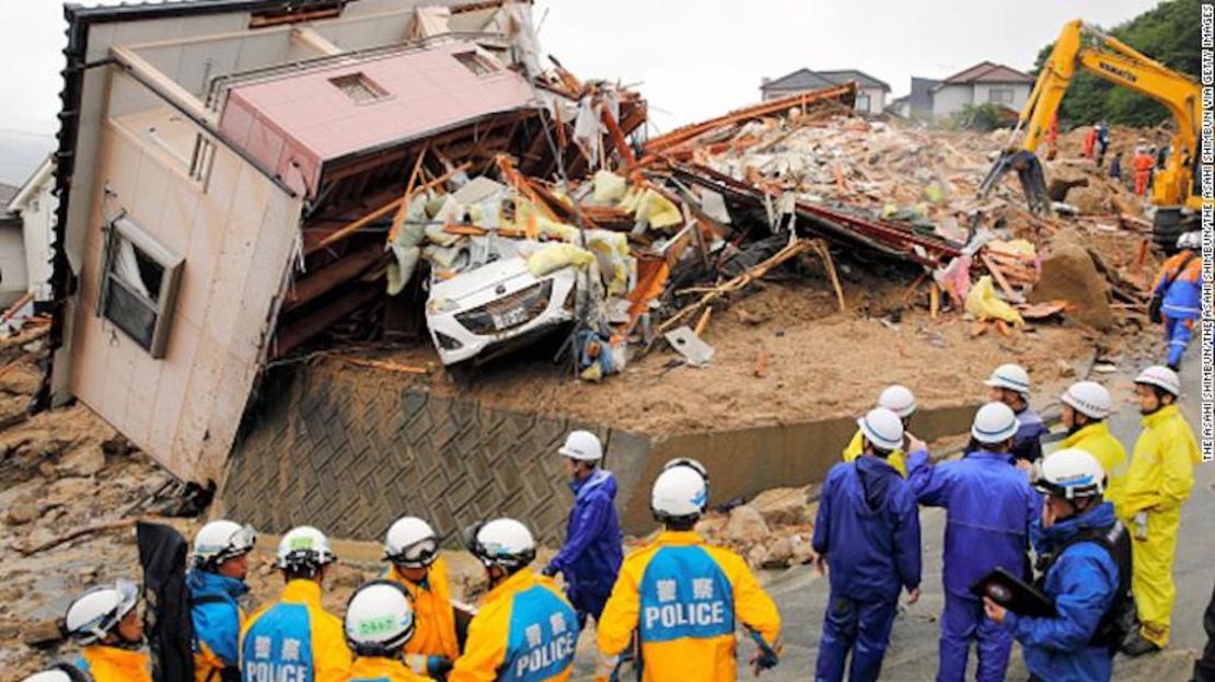 Las operaciones de rescate continúan en una casa colapsada el 8 de julio de 2018 en Kumano, Hiroshima, en Japón.