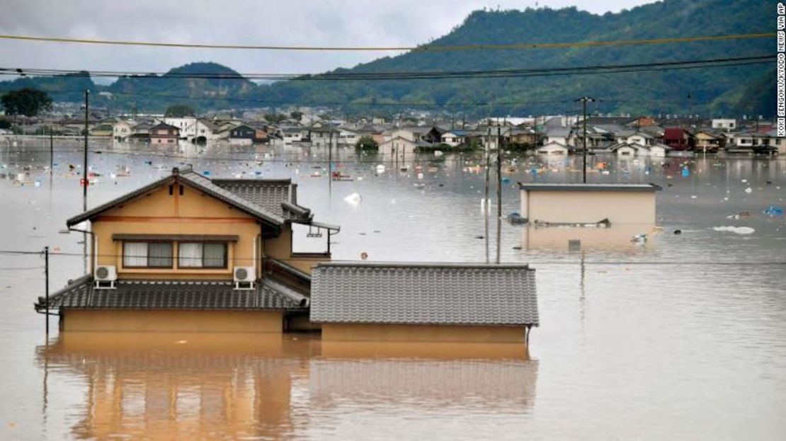 Edificios residenciales están parcialmente sumergidos por las inundaciones provocadas por fuertes lluvias en Kurashiki, en la prefectura de Okayama, al suroeste de Japón, el 7 de julio de 2018.