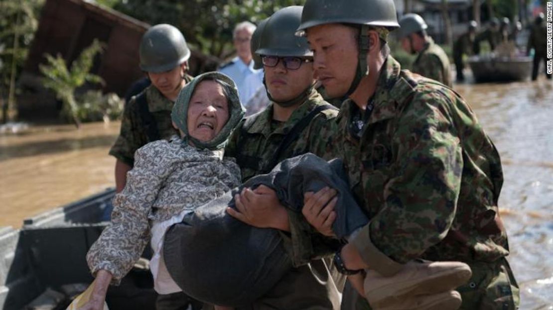 En Kurashiki, cerca de Okayama, el ejército fue desplegado para ayudar a evacuar a residentes mayores de sus casas y ubicarlos en botes de espera.