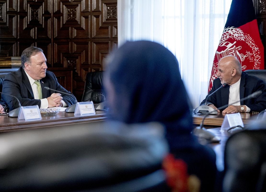 Mike Pompeo, secretario de Estado de EE.UU., durante una reunión con Ashraf Ghani, presidente de Afganistán, este lunes.