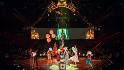 CNNE 542185 - un vistazo a "love the beatles" de cirque du soleil