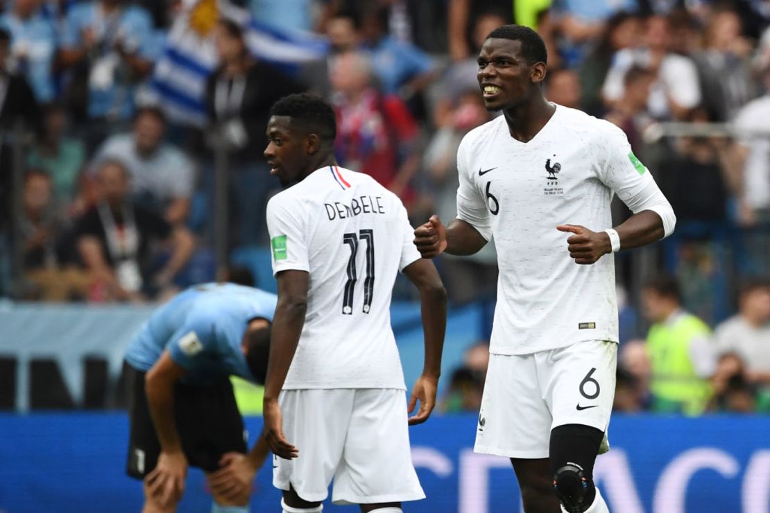 En esta foto aparecen Ousmane Dembele (a la izquierda) y Paul Pogba (derecha) celebrando la clasificación a cuartos de final tras derrotar a Uruguay 2-0 el 6 de julio de 2018.