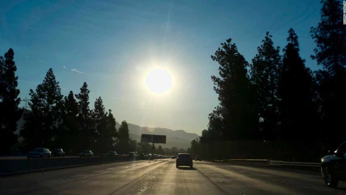 Un fuerte sol mañanero se levantó sobre la avenida Ventura y 134 en Burbank California, el 6 de julio.