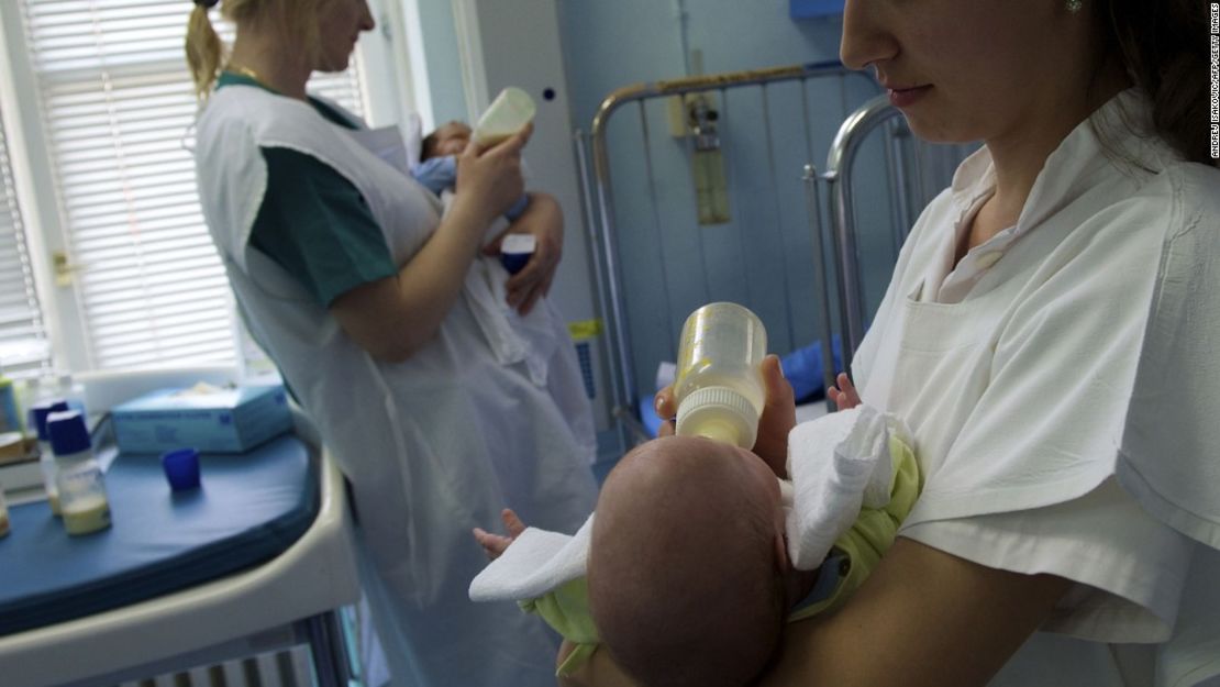 Bebés toman leche de fórmula