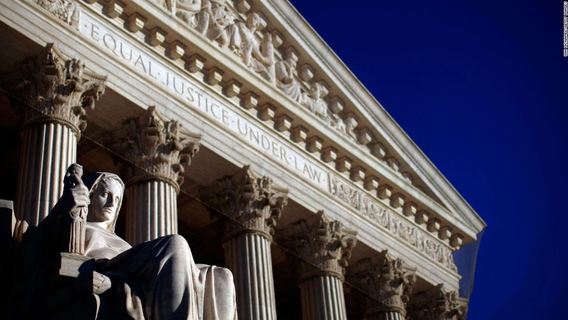 Detalle del frontis de la sede de la Corte Suprema de Estados Unidos.