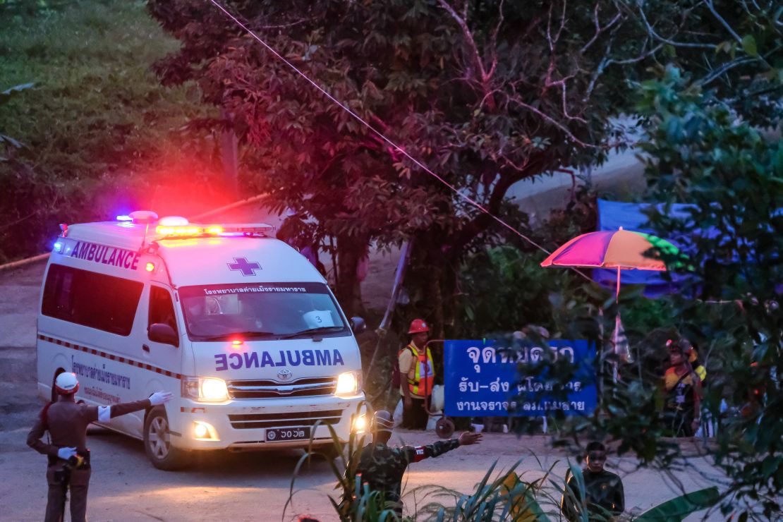 Las ambulancias llevaron a los niños rescatados del sistema de cuevasTham Luang Nang Non hasta el hospital, donde están siento tratados.