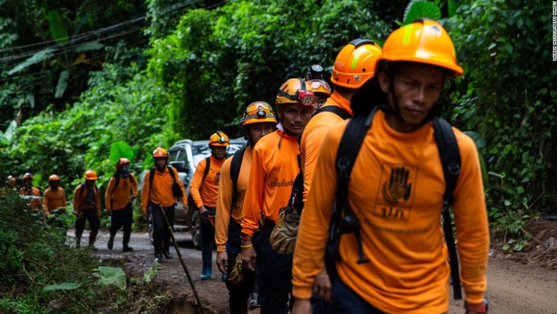 Rescatistas de distintas nacionalidades juntan esfuerzos para que el rescate de todos los niños atrapados en las cuevas de Tailandia, y su profesor, sea exitoso.