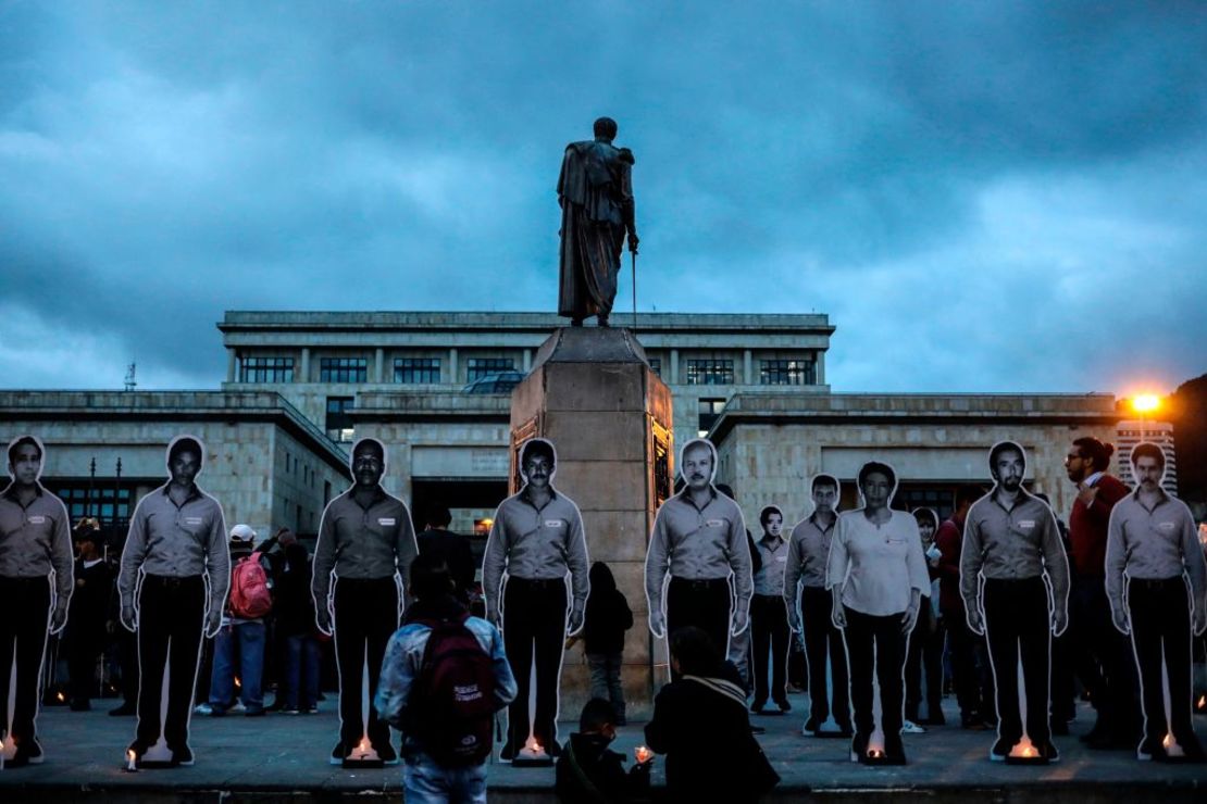 Figuras de activistas asesinados en Colombia fueron puestas en la Plaza de Bolívar durante una protesta masiva en varias ciudades de Colombia y el Mundo el 6 de julio de 2018.