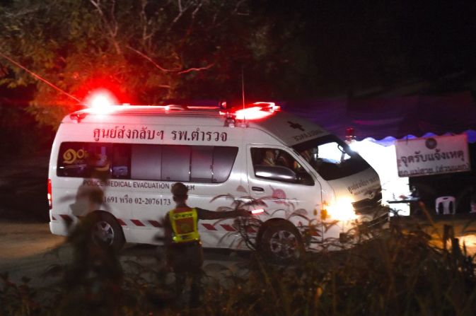 Las ambulancias transportaron a los niños miembros del equipo de fútbol al hospital Chiangrai Prachanukroh.