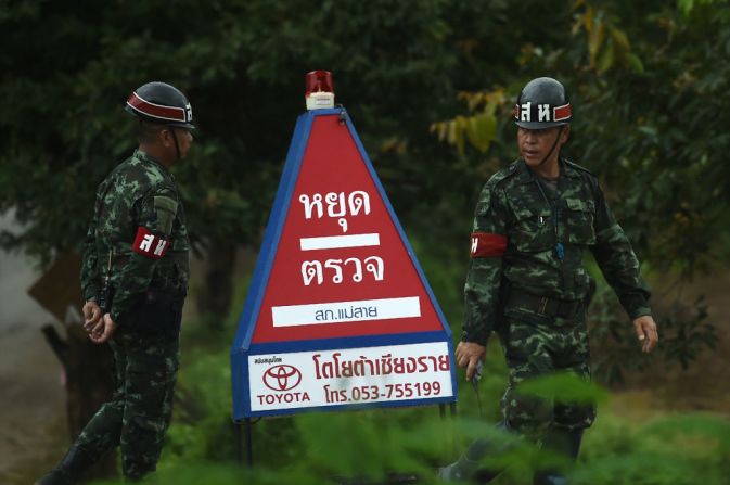 Soldados tailandeses vigilaban las afueras de la cueva Tham Luang durante las operaciones de rescate que duraron tres días.