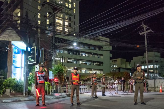 La policía vigilaba el hospital Chiangrai Prachanukroh de Chiang Rai, Tailandia, donde fueron trasladados los niños luego del rescate. Es probable que las autoridades monitoreen a los niños por la "enfermedad de las cavernas", una infección causada por respirar las esporas de un hongo que a menudo se encuentran en los excrementos de pájaros y murciélagos.