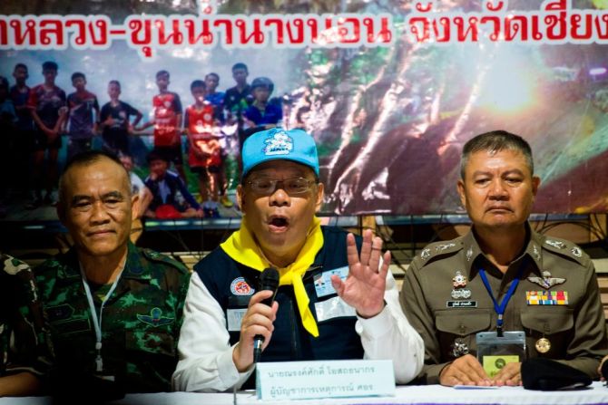 El gobernador de Chiang Rai, Narongsak Osotthanakorn (en el centro) ofreció una conferencia de prensa en el distrito de Mae Sai, después del rescate final de los 12 niños y su entrenador.