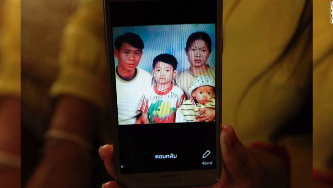 Entrenador de fútbol Ekkapol Ake Chantawong, en una foto cuando era un niño junto a sus padres y su hermano, todos muertos.