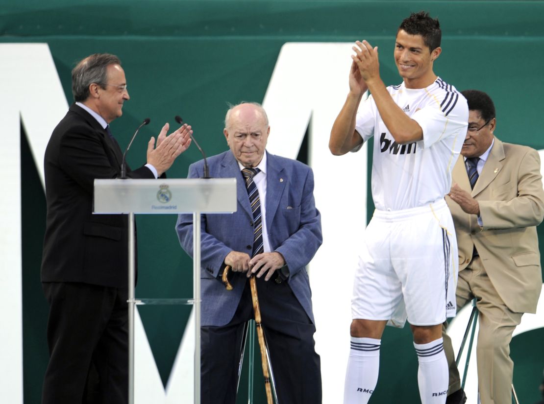 Cristiano Ronaldo, cuando fue presentado como nuevo futbolista del Real Madrid, en 2009. Al fondo, con un bastón entre las manos, Alfredo Di Stéfano.