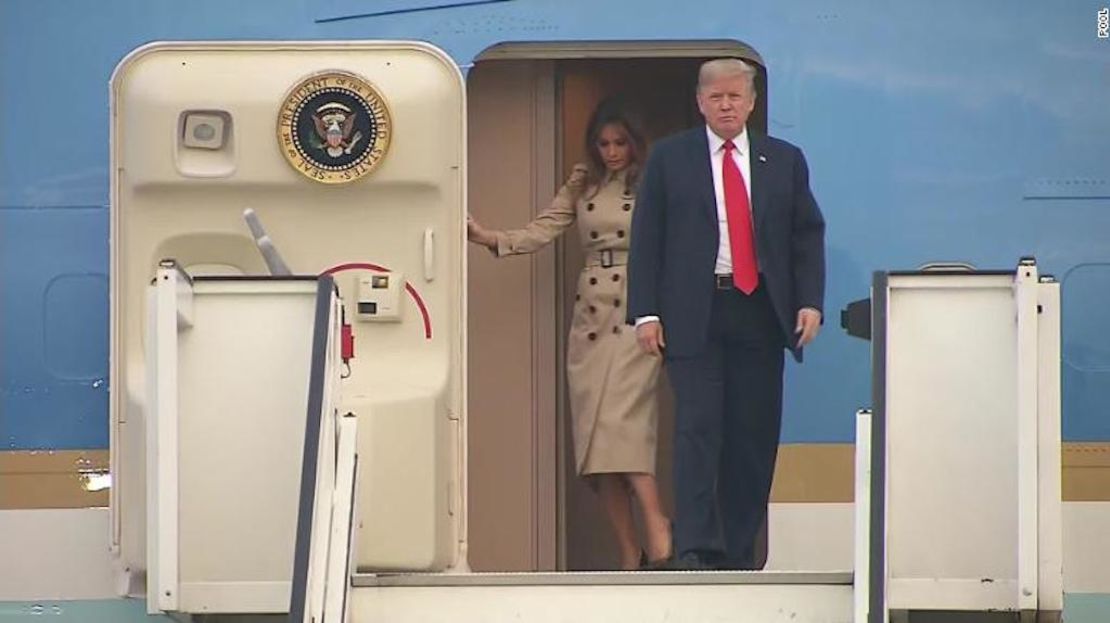 El presidente Donald Trump y la primera dama de EE.UU., Melania Trump, llegaron en el Air Force One a Europa para la reunión de la OTAN y otros compromisos internacionales de Trump en el continente.