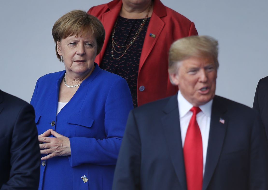 Ángela Merkel y Donald Trump en la ceremonia de apertura de la cumbre de la OTAN en Bruselas, Bélgica.