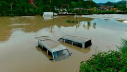 CNNE 543146 - fuertes lluvias entierran a hombre en china