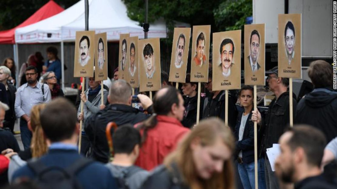 Activistas sostienen carteles con los retratos de las víctimas de NSU a las afueras de la corte de Munich.