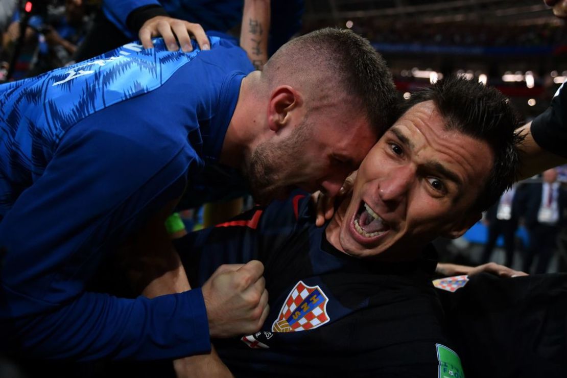 El jugador de Croacia Mario Mandzukic (en el centro) celebra el gol que acaba de anotar contra Inglaterra, dejando el marcador 2-1 a favor de su selección. El fotógrafo Yuri Cortez se encontraba en medio del júbilo de los futbolistas y logró captar esta imagen.