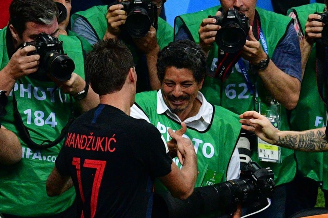 Mandzukic (a la izquierda) le da la mano al fotógrafo Yuri Cortez, después del episodio único.