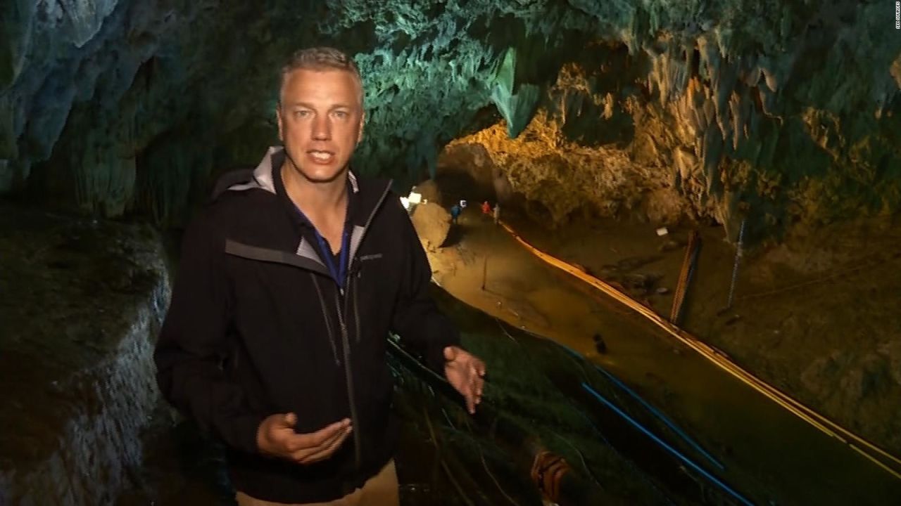 CNNE 543325 - reportero de cnn entra a la cueva en tailandia