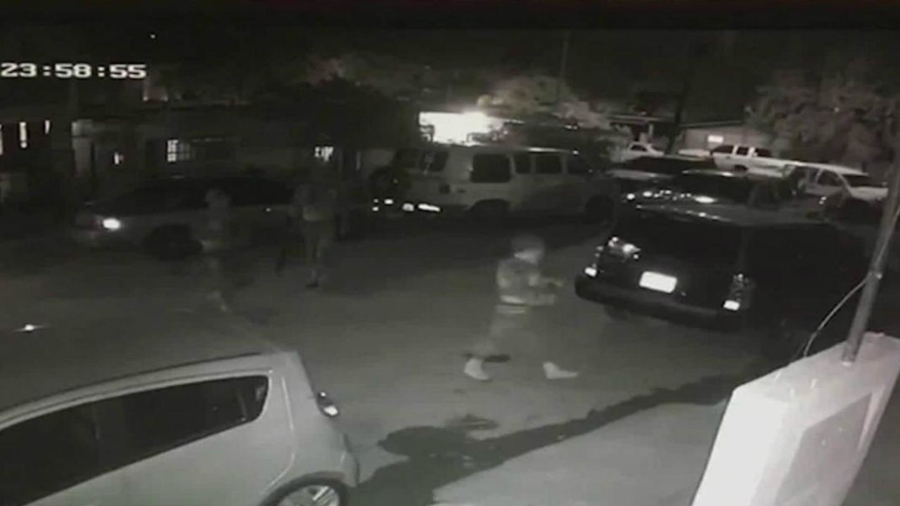 CNNE 543389 - video capta a funcionarios de la marina en caso de desaparicion