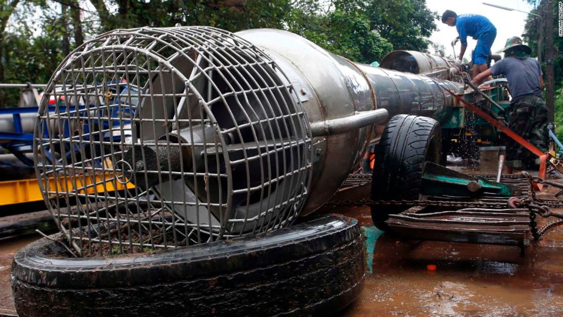 Las decisiones tomadas en principio por los rescatistas tailandesas resultaron cruciales para abrir la posibilidad de que se llevara a cabo el rescate: una era una operación enorme para bombear agua de la cueva, y otra era bloquear todas las corrientes que llevaban agua desde el exterior.