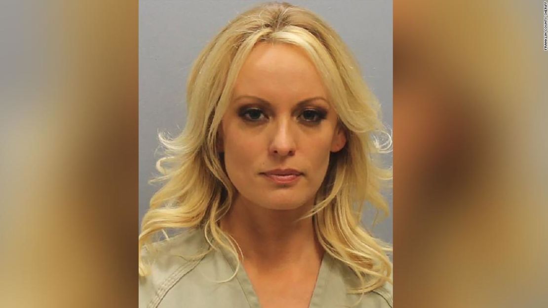 La oficina del sherif del condado Franklin publicó una fotografía de Stormy Daniels luego de su arresto en Columbus, Ohio