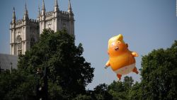 CNNE 543777 - "baby trump" sobrevuela el cielo londinense