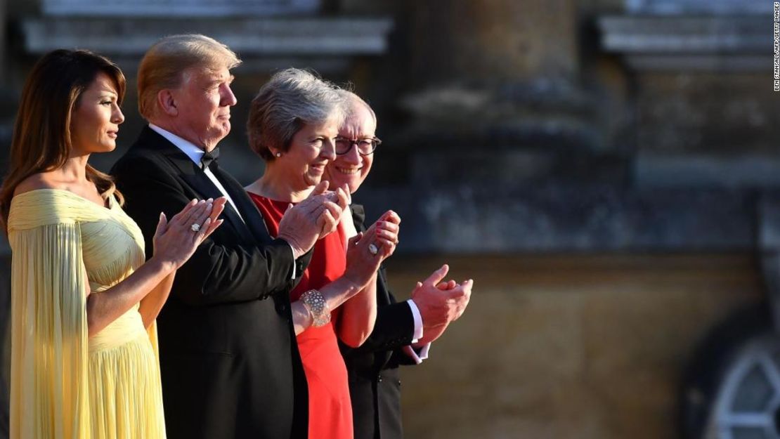 El presidente Donald Trump llegó a Gran Bretaña a su primera visita oficial el 12 de julio de 2018. Allí se reunió con la primera ministra Theresa May y la reina Isabel II.