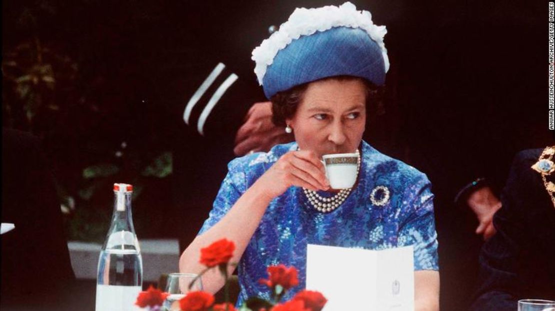 La reina Isabel II toma un té en un encuentro real en 1977.