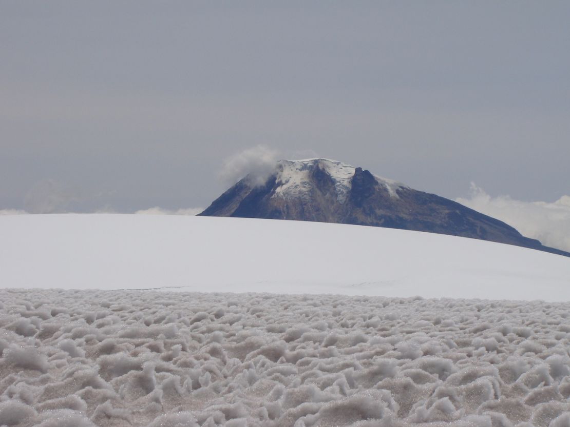 En esta foto aparece el volcán nevado del Tolima visto desde el glaciar del Volcán Nevado del Ruiz en 2010.