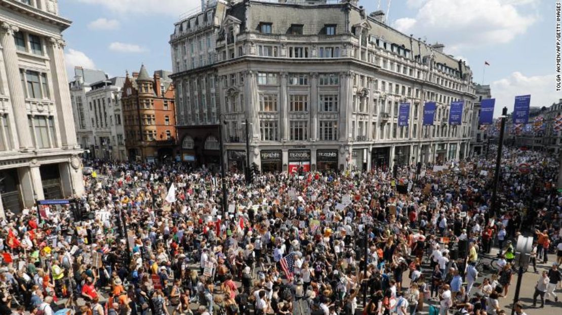 Manifestantes sostienen pancartas mientras participan en una marcha de protesta, este viernes en Londres.