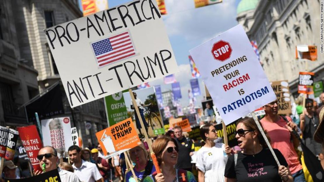 Decenas de miles de personas participaron en la marcha. Muchas portaban carteles con mensajes de repudio a Donald Trump y a las polémicas políticas que ha implementado como presidente de Estados Unidos.