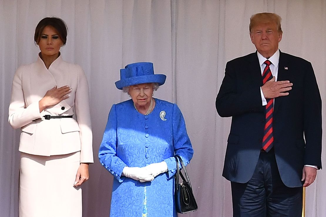 Isabel II de Inglaterra escucha junto a Donald y Melania Trump el himno nacional de Estados Unidos interpretado por la Guardia Real este 13 de julio de 2018.