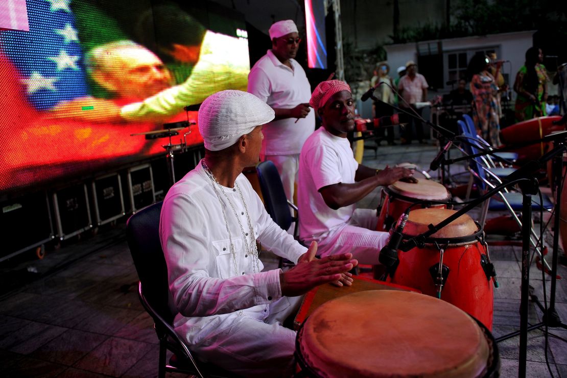 Músicos cubanos tocan en un evento en homenaje a Fidel Castro, en 2017.