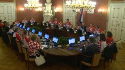 CNNE 543994 - #lacifradeldia- los representantes de los 20 ministerios de croacia se reunieron usando la camisa de su seleccion de futbol