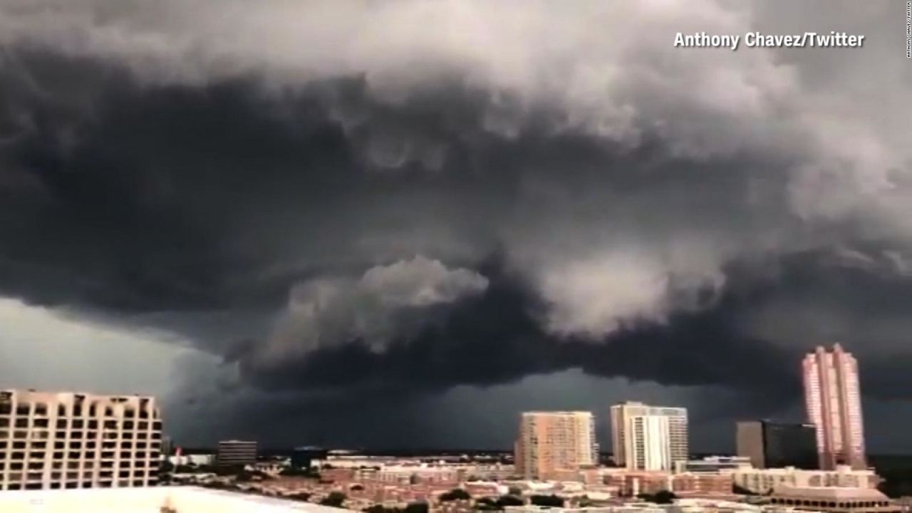 CNNE 544064 - #laimagendeldia- una impresionante tormenta tino de negro el cielo de dallas en texas