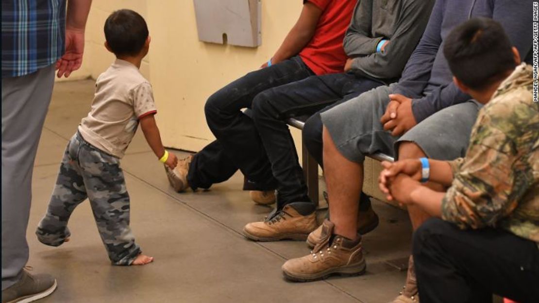 Jóvenes migrantes, cuyas caras no pueden mostrarse, son vistos en el Servicio de Aduanas y Protección Fronteriza de los Estados Unidos en Tucson, Arizona.