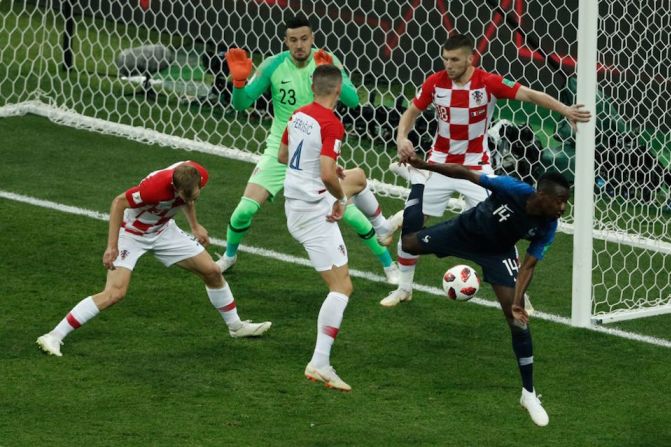 Croacia se fue abajo en el marcador primero con un autogol de Mandzukic y luego con un penalti tirado por Griezmann luego de una mano en el área que tuvo que ser revisada en el VAR.