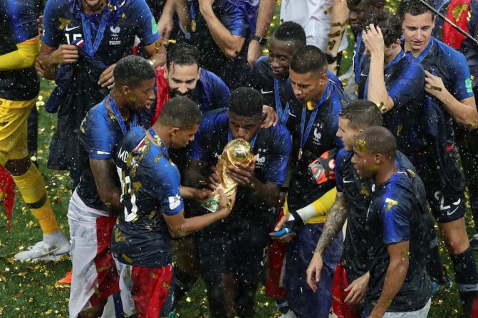 Los jugadores franceses celebran con la copa.