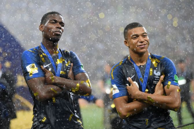 Paul Pogba y Kylian Mbappé, dos de los anotadores de Francia en el partido, celebran su triunfo.